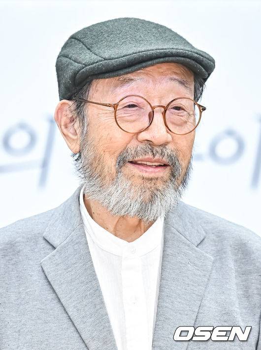 ㅊ[OSEN=박준형 기자] 9일 오전 서울 종로구 동승동 예술가의 집에서 연극 '고도를 기다리며' 기자간담회가 진행됐다.‘고도를 기다리며’는 아일랜드 출신 극작가 사무엘 베케트의 대표작이다. 에스트라공(고공)과 블라디미르(디디)라는 두 방랑자가 실체가 없는 인물 ‘고도’(Godot)를 하염없이 기다리는 내용을 그린 희비극이다. 이번 공연은 신구, 박근형, 박정자, 김학철, 김리안 등이 출연한다.배우 신구가 포즈를 취하고 있다. . / soul1014@osen.co.kr