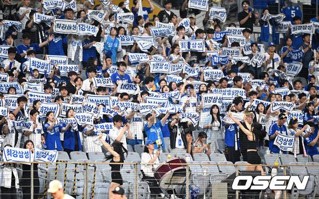 [OSEN=고척, 이대선 기자] 27일 오후 서울 고척스카이돔에서 2025 신한 SOL Bank KBO리그 키움 히어로즈와 삼성 라이온즈의 경기가 열렸다.키움은 정현우, 삼성은 최원태를 선발 투수로 내세웠다.8회 삼성 팬들이 열띤 응원을 펼치고 있다. 2025.06.27 /sunday@osen.co.kr