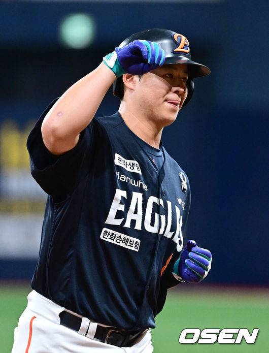 [OSEN=고척, 최규한 기자] 4일 서울 고척스카이돔에서 ‘2025 신한 SOL Bank KBO리그’ 키움 히어로즈와 한화 이글스의 경기가 열렸다.홈팀 키움은 라울 알칸타라, 방문팀 한화는 코디 폰세를 선발로 내세웠다.9회초 1사 주자없는 상황 한화 노시환이 역전 좌월 솔로포를 날리고 그라운드를 돌고 있다. 2025.07.04 / dreamer@osen.co.kr