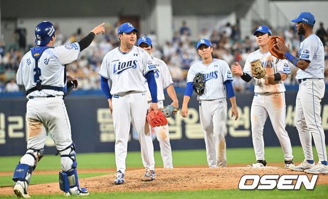[OSEN=대구, 이석우 기자] 4일 대구삼성라이온즈파크에서 2025 신한 SOL 뱅크 KBO 리그 삼성 라이온즈와 LG 트윈스의 경기가 열렸다. 홈팀 삼성은 이승현이, 방문팀 LG는 송승기가 선발 출전했다. 삼성 라이온즈 선발 투수 이승현이 9회초 1사 LG 트윈스 신민재에게 솔로 홈런을 맞고 노히트 노런 기록이 깨진 후 교체를 기다리며 동료들의 박수를 받고 있다. 2025.07.04 / foto0307@osen.co.kr