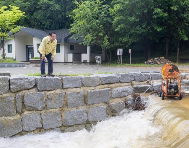 ▲정헌율 익산시장이 비가 많이 내린 21일 현장에서 상황을 점검하고 있다. ⓒ정헌율 익산시장 페이스북
