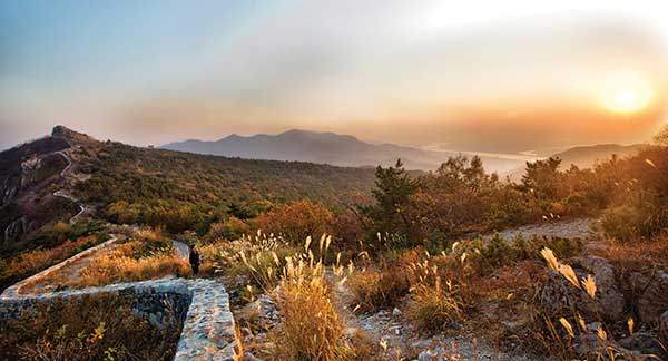 가을은 금정산을 가장 찾기 좋은 계절이다. 산성을 따라 핀 억새가 장관을 이룬다. 이러한 구도는 원효봉에서 의상봉 방면으로 촬영할 수 있다.