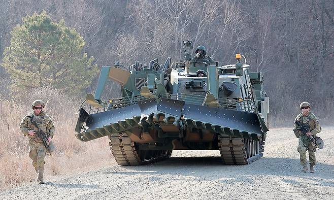 경기&nbsp;포천시 로드리게스 훈련장에서 실시된 한미 연합 공병 훈련에 참가한 육군 제11기동사단의 장애물개척전차가 미군의 엄호를 받으며 기동하고 있다. 세계일보 자료사진