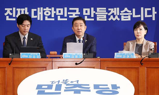 더불어민주당 김병기 당대표 직무대행 겸 원내대표(가운데)가 4일 국회에서 열린 최고위원회의에서 발언하고 있다. 연합뉴스