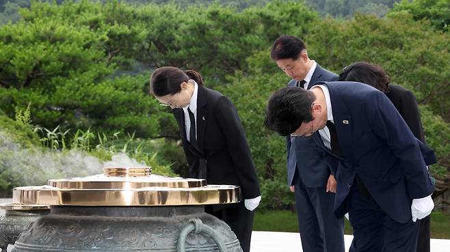 김민석 국무총리가 4일 서울 동작구 국립서울현충원을 찾아 현충탑에 참배하고 있다.
