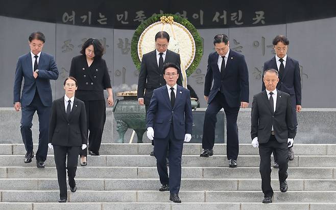 김민석 국무총리가 4일 서울 동작구 국립서울현충원을 찾아 참배를 마친 후 이동하고 있다.