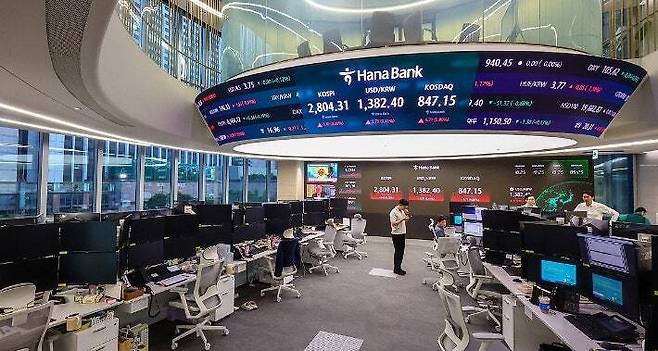 서울 중구 하나은행 딜링룸에서 직원들이 업무를 보고 있다. 연합뉴스
