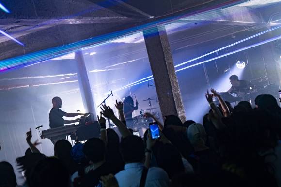 지난달 12일 서울 유일의 국가산업단지 금천구 G밸리에 위치한 마리오까르뜨니트 공장에서 열린 가산디지털페스타 무대. 일렉트로닉밴드 이디오테잎의 공연에 관객들이 환호하고 있다.  금천문화재단 제공