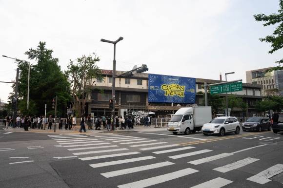 공연을 입장을 앞두고 관람객들이 줄을 서 있다. 금천문화재단 제공