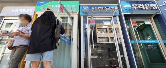 은행 현금자동입출금기(ATM) 앞 고객들의 모습. 연합뉴스