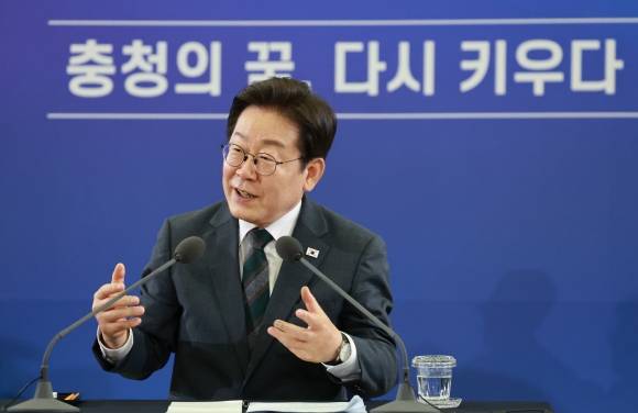 이재명 대통령, 대전·충청 타운홀 미팅 발언 - 이재명 대통령이 4일 대전컨벤션센터에서 타운홀 미팅 형식으로 열린 ‘국민소통 행보 2탄, 충청의 마음을 듣다’에서 발언하고 있다.  대전 연합뉴스