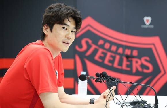 포항서 입단 소감 밝히는 기성용 - 포항서 입단 소감 밝히는 기성용 (포항=연합뉴스) 윤관식 기자 = 포항 스틸러스에 입단한 기성용이 4일 경북 포항시 포항스틸러스 송라클럽하우스에서 열린 미디어데이 행사에서 입단 소감을 밝히고 있다. 2025.7.4 psik@yna.co.kr (끝) <저작권자(c) 연합뉴스, 무단 전재-재배포, AI 학습 및 활용 금지>