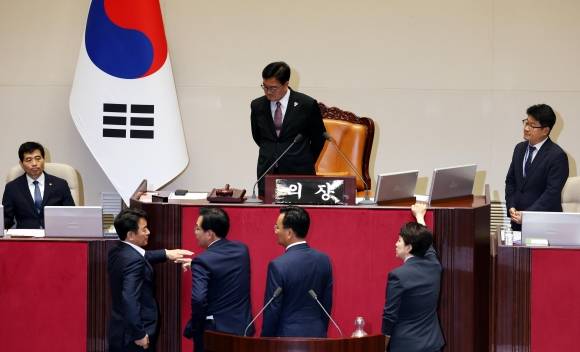 송언석(아래 왼쪽 두번째) 국민의힘 원내대표 겸 비상대책위원장과 유상범 원내운영수석, 김은혜 원내정책수석이 4일 오후 서울 여의도 국회 본회의장에서 더불어민주당의 내부사정으로 본회의가 지연되는 것에 대해 우원식 국회의장에게 항의를 하고 있다. 이에 문진석(아래 왼쪽) 민주당 원내운영수석이 양해를 구하고 있다. 뉴시스