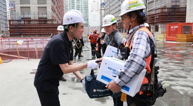권창준 고용노동부 차관이 3일 서울에 있는 한 건설현장을 찾아 현장노동자에게 폭염 예방키트를 전달하고 있다. 사진제공=노동부