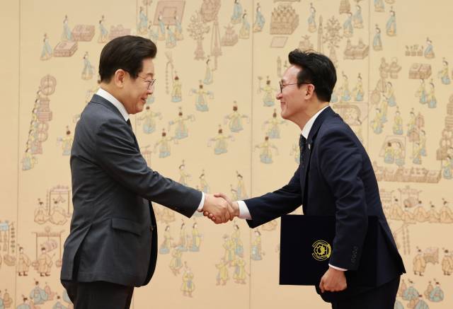 이재명 대통령, 김민석 총리 임명장 수여. 연합뉴스