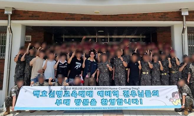 제이홉은 최근 강원도 원주 육군 제36보병사단 백호신병교육대대의 2025 홈커밍데이(Home Coming Day)에 참석, 군생활을 함께 한 전우들 또 현역 간부들과 해후했다. 사진|SNS 캡처