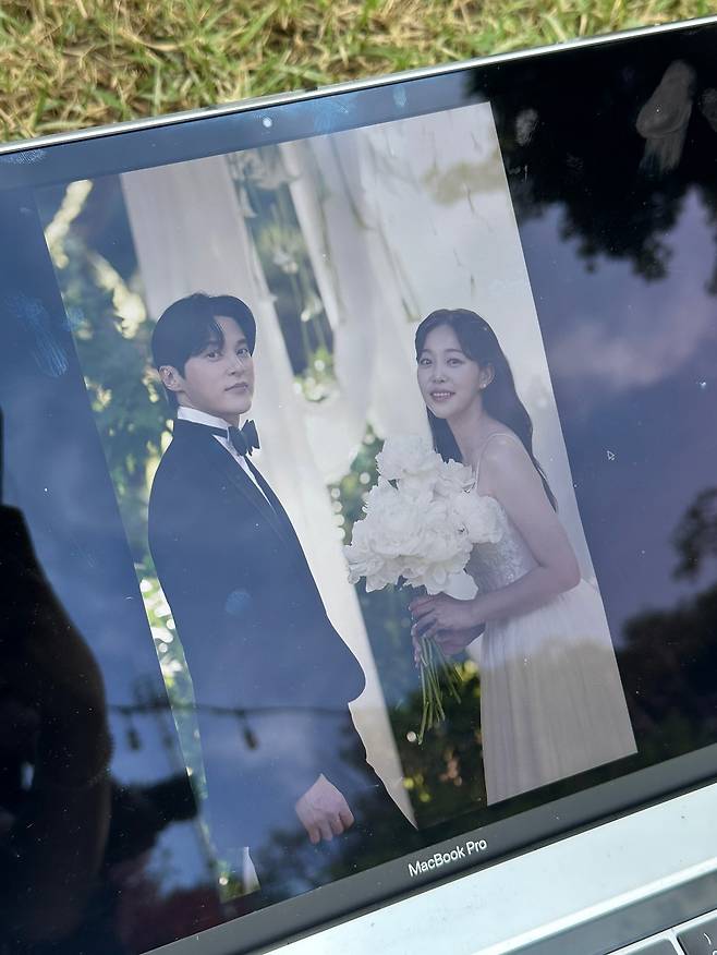 결혼을 발표한 배우 김가은(오른쪽)과 윤선우. 김가은 인스타그램 계정