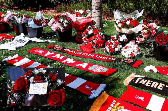 ▲ 리버풀 홈구장인 안필드는 현재 비보를 접한 팬들이 자발적으로 헌화를 이어 가면서 꽃들로 그득하다. ⓒ 'Sky Sports' SNS