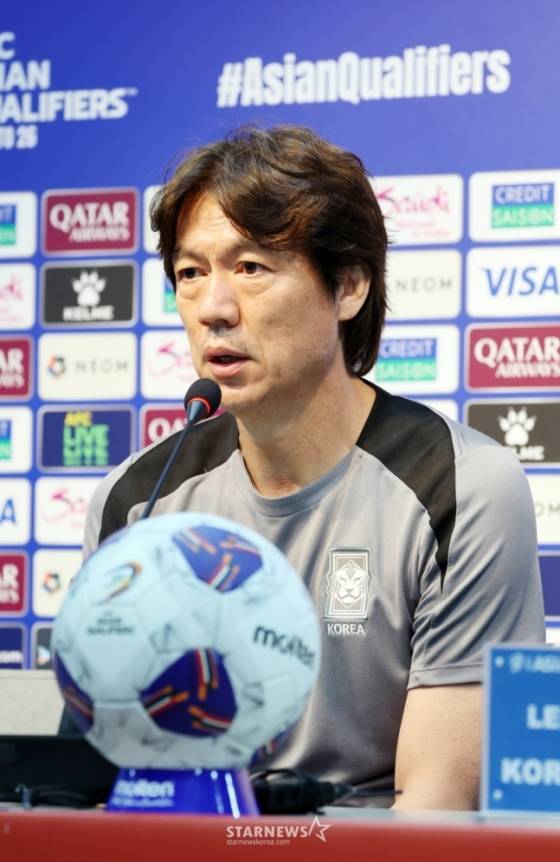 Hong Myung -Bo, directeur de l'équipe nationale de football coréenne, répond aux journalistes à la conférence de presse du groupe B, troisième phase de groupe d'Asie, Fédération internationale de football (FIFA) de 2026. / Photo = Senior Kang Young -Jo Reporter