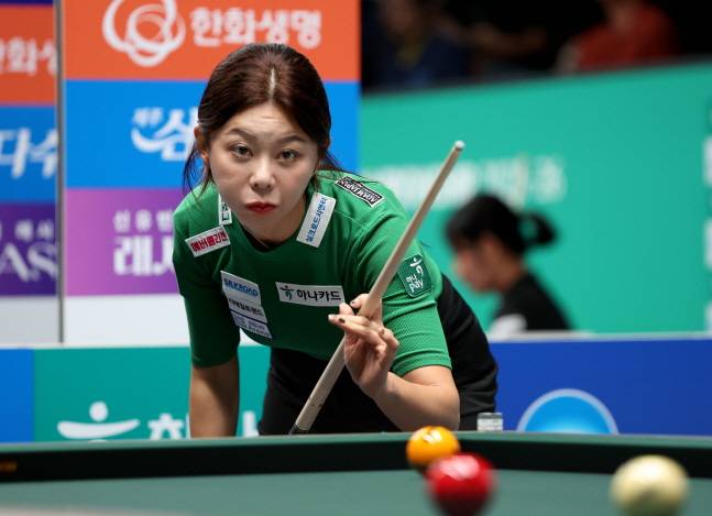김가영이 3일 하나카드 LPBA 챔피언십 16강에서 샷을 준비하고 있다. /사진=PBA 투어 제공