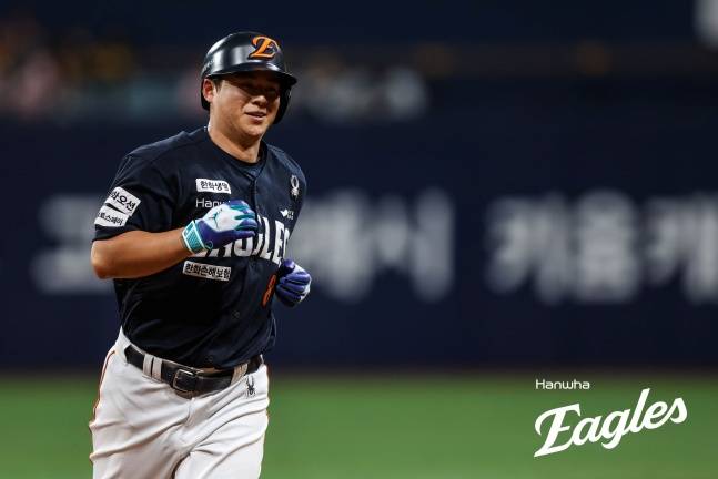 한화 노시환이 4일 고척 키움전 9회초 좌월 솔로포를 치고 그라운드를 돌고 있다. /사진=한화 이글스 제공