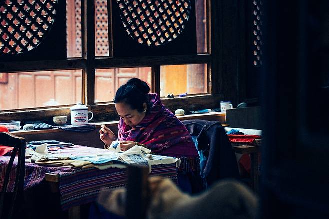 뜨개질을 하는 나시족