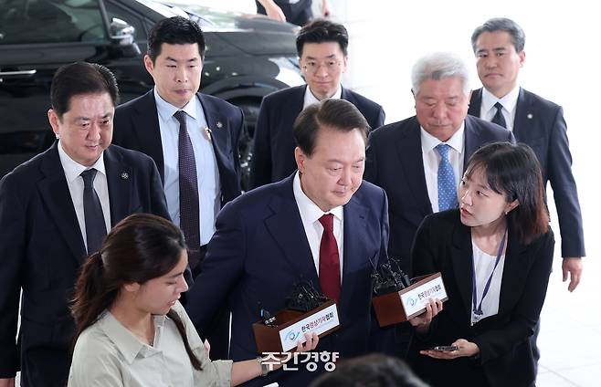 윤석열 전 대통령이 지난 6월 28일 서울 서초구 서울고검 청사에 마련된 내란특검에 출석하면서 취재진에게 질문을 받고 있다. 정효진 기자