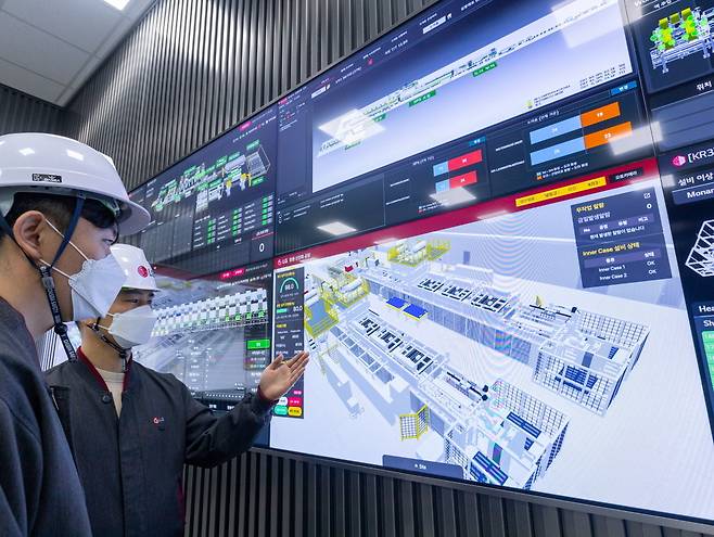 AI, 디지털 트윈 기술 등을 적용해 가전제품을 생산하는 경남 창원의 LG전자 스마트파크에서 직원들이 생산공정을 모니터링하고 있다. LG전자 제공