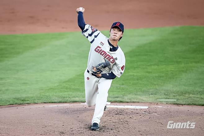 롯데 자이언츠 우완 영건 이민석이 3일 부산 사직야구장에서 열린 2025 신한 SOL Bank KBO리그 LG 트윈스와의 팀 간 8차전에 선발등판, 6.2이닝 무실점 호투로 팀의 연승과 공동 2위 도약에 힘을 보탰다. 사진 롯데 자이언츠