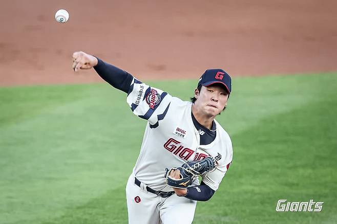 롯데 자이언츠 우완 영건 이민석이 3일 부산 사직야구장에서 열린 2025 신한 SOL Bank KBO리그 LG 트윈스와의 팀 간 8차전에 선발등판, 6.2이닝 무실점 호투로 팀의 연승과 공동 2위 도약에 힘을 보탰다. 사진 롯데 자이언츠