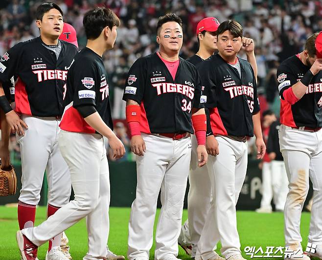 21일 오후 인천SSG랜더스필드에서 열린 '2025 신한 SOL Bank KBO리그' KIA 타이거즈와 SSG 랜더스의 경기, KIA와SSG가 11회 연장승부 끝에 5:5 무승부를 기록했다.  경기종료 후 KIA 선수단이 관중들에게 인사를 하고 있다. 엑스포츠뉴스 DB