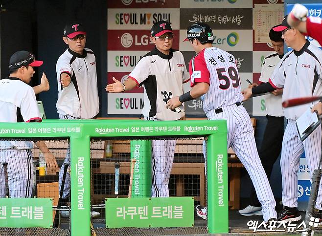 지난달 29일 오후 서울 송파구 잠실야구장에서 열린 '2025 신한 SOL Bank KBO리그' KIA 타이거즈와 LG 트윈스의 경기, 7회말 2사 만루 LG 천성호가 김현수의 1타점 적시타때 득점에 성공하고 있다. 엑스포츠뉴스 DB