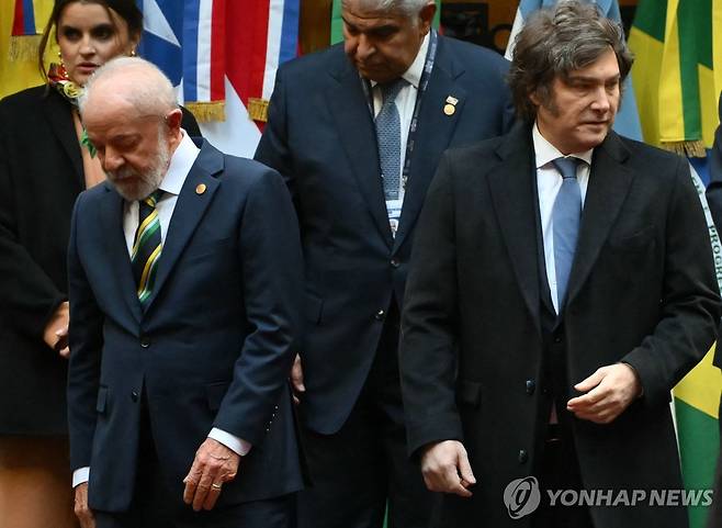 브라질 룰라 대통령(앞줄 왼쪽)과 아르헨티나 밀레이 대통령 [부에노스아이레스 AFP=연합뉴스. 재판매 및 DB 금지]