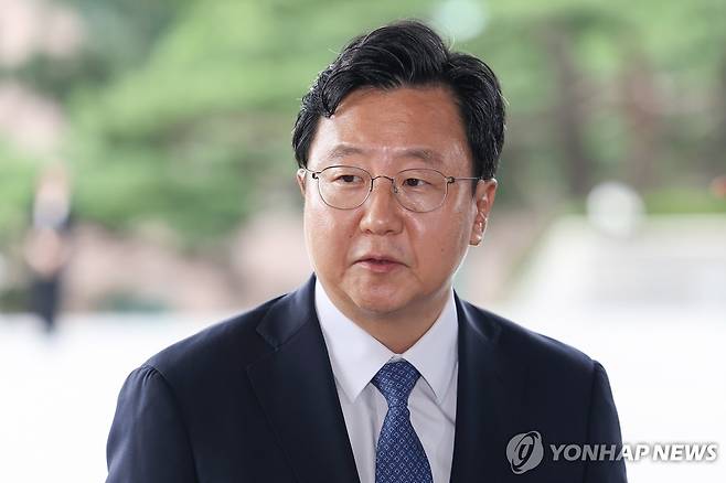 입장 밝히는 정진우 신임 중앙지검장 (서울=연합뉴스) 김성민 기자 = 정진우 신임 서울중앙지검장이 4일 서울 서초구 서울중앙지방검찰청으로 들어서며 취재진 앞에서 입장을 밝히고 있다. 2025.7.4 ksm7976@yna.co.kr