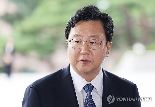 취재진 질문에 답하는 정진우 신임 중앙지검장 (서울=연합뉴스) 김성민 기자 = 정진우 신임 서울중앙지검장이 4일 서울 서초구 서울중앙지방검찰청에서 취재진 질문을 받고 있다. 2025.7.4 ksm7976@yna.co.kr