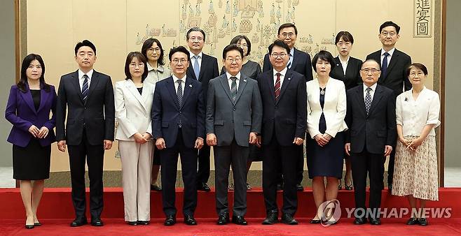 이재명 대통령, 임명장 수여 후 기념촬영 (서울=연합뉴스) 한상균 기자 = 이재명 대통령이 4일 용산 대통령실에서 임명장 수여식 참석자들과 기념촬영을 하고 있다. 
    이날 이 대통령은 김민석 국무총리, 강훈식 대통령비서실장, 위성락 국가안보실장, 김용범 정책실장, 이종석 국가정보원장, 윤창렬 국무조정실장, 이한주 국정기획위원장에게 임명장을 수여했다.  2025.7.4 [대통령실통신사진기자단] xyz@yna.co.kr