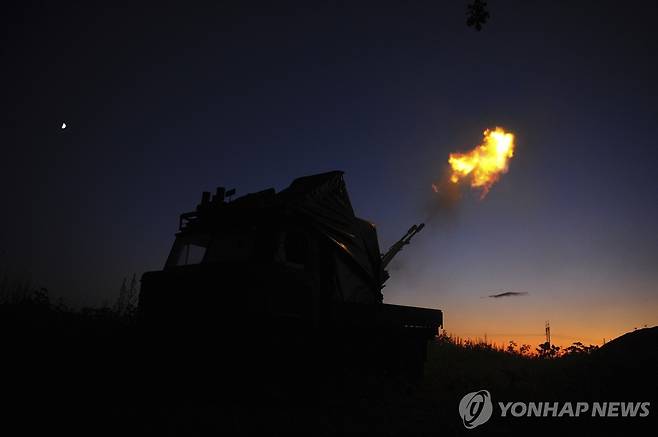 러시아의 공습을 방어 중인 우크라이나 대공포대 [AP 연합뉴스 자료사진. 재판매 및 DB 금지]