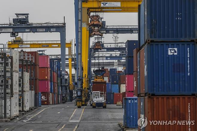 인도네시아 경제 인도네시아 자카르타 탄중푸리옥항 국제 컨테이너 터미널에서 하역 작업이 진행 중인 모습. 
[EPA 연합뉴스 자료사진. 재판매 및 DB 금지]
