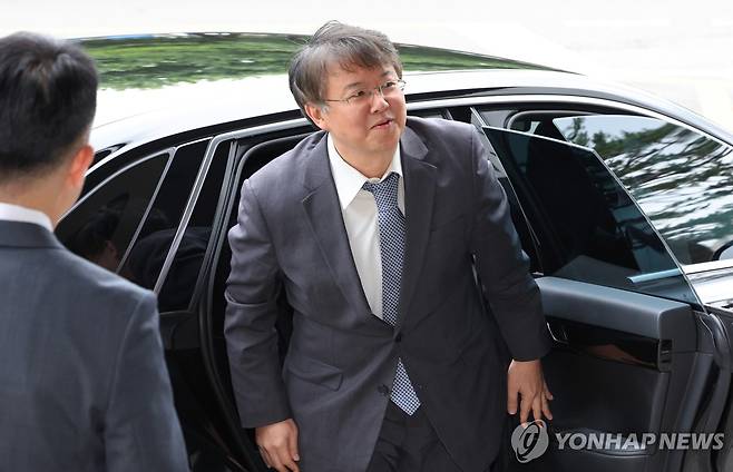 첫 출근하는 김태훈 서울남부지검장 (서울=연합뉴스) 이진욱 기자 = 김태훈 신임 서울남부지검장이 4일 서울 양천구 서울남부지방검찰청으로 출근하고 있다. 2025.7.4 cityboy@yna.co.kr