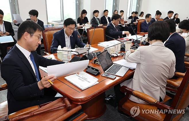 추가 경정 조정소위 주재하는 한병도 위원장 (서울=연합뉴스) 김주형 기자 = 지난 2일 국회에서 열린 예산결산특별위원회의 2025년도 제2회 추가경정예산안 등 조정소위원회가 더불어민주당 소속 한병도 위원장의 주재로 열리고 있다. 2025.7.2 kjhpress@yna.co.kr