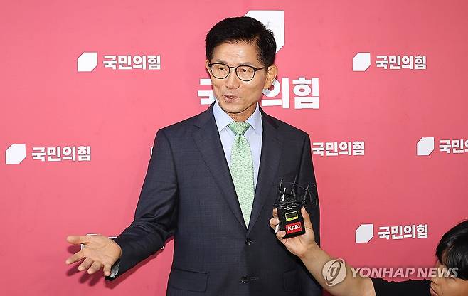 질문에 답변하는 김문수 전 대선 후보 (서울=연합뉴스) 김주형 기자 = 국민의힘 김문수 전 대선 후보가 4일 국회를 방문, 송언석 비상대책위원장 겸 원내대표와 만난 뒤 나와 취재진의 질문에 답변하고 있다. 2025.7.4 kjhpress@yna.co.kr