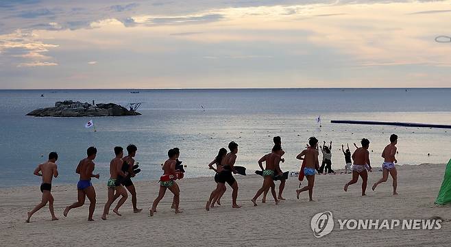 운동으로 극복하는 열대야 [연합뉴스 자료사진]