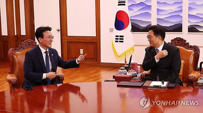 김민석 국무총리와 환담하는 우원식 국회의장 (서울=연합뉴스) 김주형 기자 = 우원식 국회의장(오른쪽)이 4일 국회의장실을 예방한 김민석 국무총리와 환담하고 있다. 2025.7.4 kjhpress@yna.co.kr