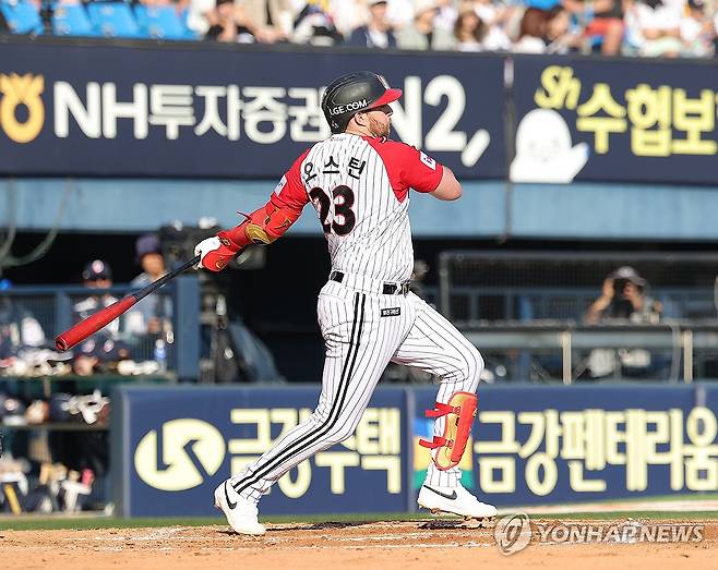 오스틴 안타 (서울=연합뉴스) 류영석 기자 = 22일 잠실야구장에서 열린 프로야구 2025 KBO리그 두산 베어스와 LG 트윈스의 경기.
    2회말 1사 1루 상황에서 LG 오스틴이 안타를 치고 있다. 2025.6.22 ondol@yna.co.kr