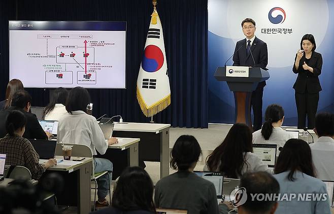 SK텔레콤 해킹사태 조사 결과 발표하는 류제명 차관 (서울=연합뉴스) 류영석 기자 = 류제명 과학기술정보통신부 2차관이 4일 정부서울청사에서 SK텔레콤 해킹 사태 관련 최종 조사결과를 발표하고 있다. 2025.7.4 ondol@yna.co.kr