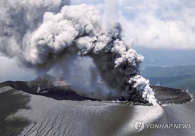 연기 뿜어내는 일본 신모에다케 (도쿄 교도=연합뉴스) 일본 규슈에 있는 활화산인 신모에다케에서 나온 연기가 3일 약 5천m 상공까지 치솟았다고 교도통신이 보도했다. 사진은 6월 28일 신모에다케 분화 모습. 2025.7.4 photo@yna.co.kr