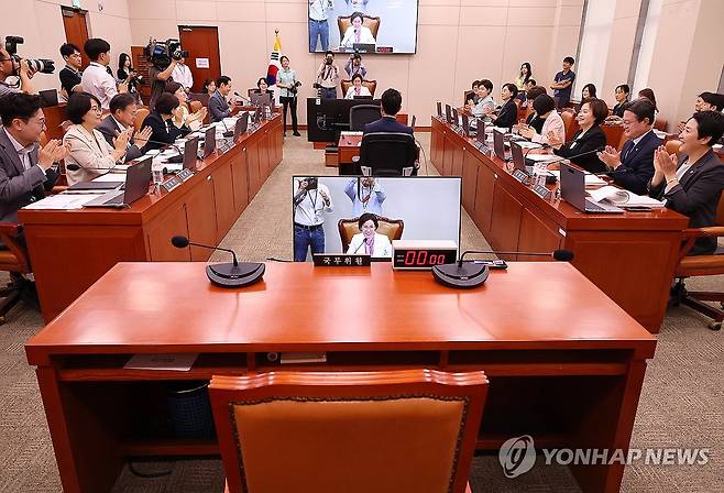 박수치는 여야 의원들 (서울=연합뉴스) 김주형 기자 = 국민의힘 소속 이인선 여성가족위원장과 여야 위원들이 4일 국회에서 열린 여성가족부 장관 강선우 인사청문요청안 등을 상정하는 여성가족위원회 전체회의에서 박수치고 있다. 2025.7.4 kjhpress@yna.co.kr