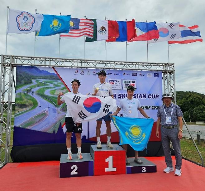 남자부 1, 2위 이건용(가운데)과 정종원(왼쪽) [대한스키스노보드협회 제공. 재판매 및 DB 금지]