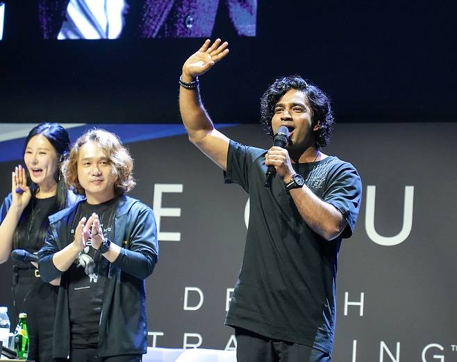 깜짝 등장한 '오징어 게임' 아누팜 트리파티     (서울=연합뉴스) 김주환 기자 = '오징어 게임' 시즌 1에 출연한 인도 배우 아누팜 트리파티가 4일 서울 서대문구 예스24 원더로크홀에서 소니 인터랙티브 엔터테인먼트(SIE) 주최로 열린 '데스 스트랜딩 월드 스트랜드 투어 2' 팬 미팅 행사에서 인사하고 있다. 2025.7.4. jujuk@yna.co.kr