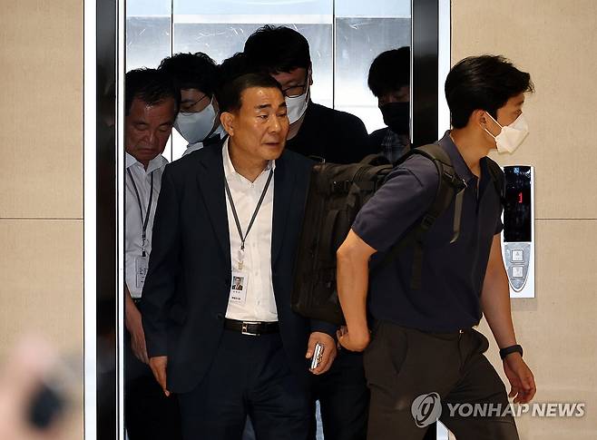 삼부토건 압수수색 중 이동하는 특검팀 (서울=연합뉴스) 서대연 기자 = 윤석열 전 대통령 배우자 김건희 여사를 둘러싼 각종 의혹을 수사하는 민중기 특별검사팀이 3일 서울 종로구 삼부토건이 입주한 빌딩에서 압수수색 중 이동하고 있다. 2025.7.3 [공동취재] dwise@yna.co.kr